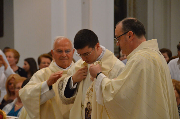 Fasano ha un nuovo giovane sacerdote: don Mauro Sabino ordinato presbitero Fasano ha un nuovo giovane sacerdote: don Mauro Sabino ordinato presbitero - Osservatorio Fasano