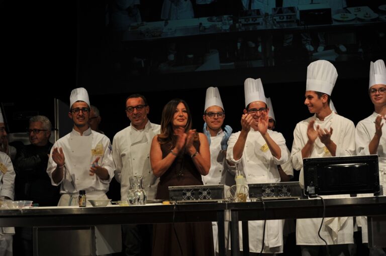 Cucina spettacolo al Teatro Sociale di Fasano con i Laboratori del Gusto Cucina spettacolo al Teatro Sociale di Fasano con i Laboratori del Gusto - Osservatorio Fasano