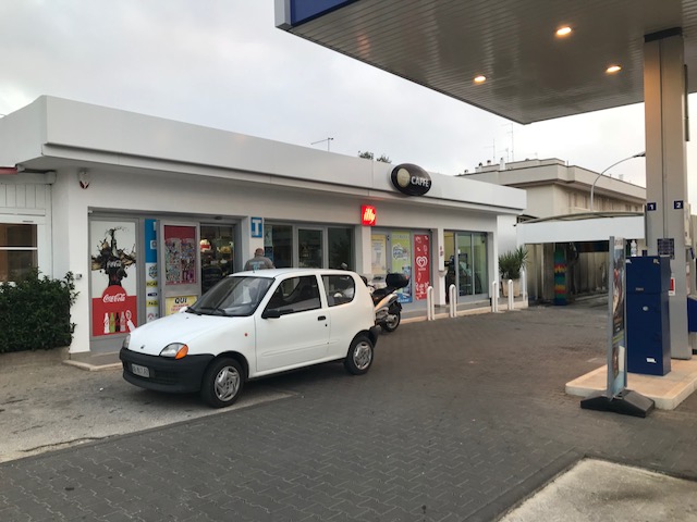Spaccata notturna a Fasano: preso di mira il bar della Q8 di via Nazionale dei Trulli Spaccata notturna a Fasano: preso di mira il bar della Q8 di via Nazionale dei Trulli - Osservatorio Fasano