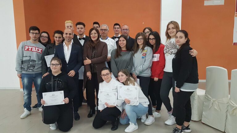 La mezza di Egnazia premia gli studenti dell’Istituto Professionale Alberghiero ‘Salvemini’ La mezza di Egnazia premia gli studenti dell'Istituto Professionale Alberghiero 'Salvemini' - Osservatorio Fasano