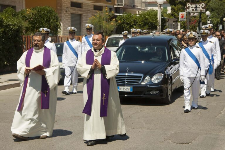 ‘Ciao Michelone’: l’estremo saluto ai funerali del 23enne cadetto di Pezze di Greco 'Ciao Michelone': l'estremo saluto ai funerali del 23enne cadetto di Pezze di Greco - Osservatorio Fasano
