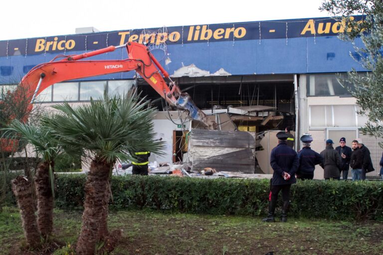 Spaccata a Conforama: il caterpillar rubato a Martina Franca Spaccata a Conforama: il caterpillar rubato a Martina Franca - Osservatorio Fasano