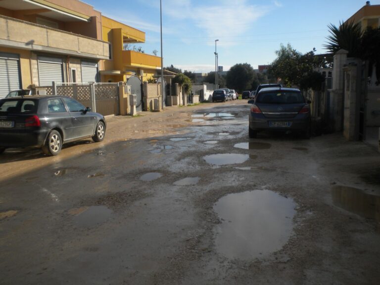 Niente acqua, niente fogna e strade groviera: protestano i residenti di via Fasano a Pezze di Greco Niente acqua, niente fogna e strade groviera: protestano i residenti di via Fasano a Pezze di Greco - Osservatorio Fasano
