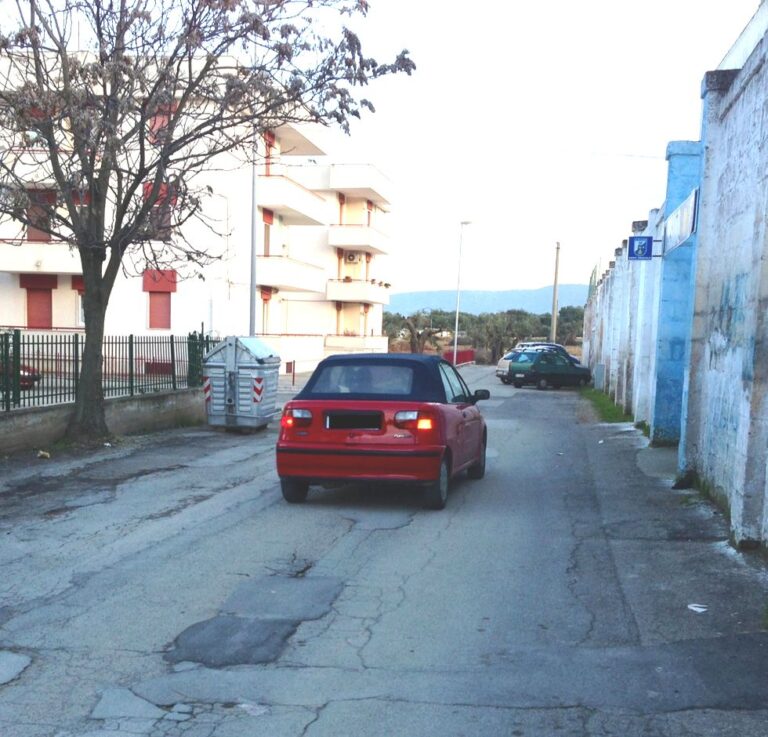 Via Salvo d’Acquisto: automobilisti sbadati, bambini in pericolo Via Salvo d'Acquisto: automobilisti sbadati, bambini in pericolo - Osservatorio Fasano