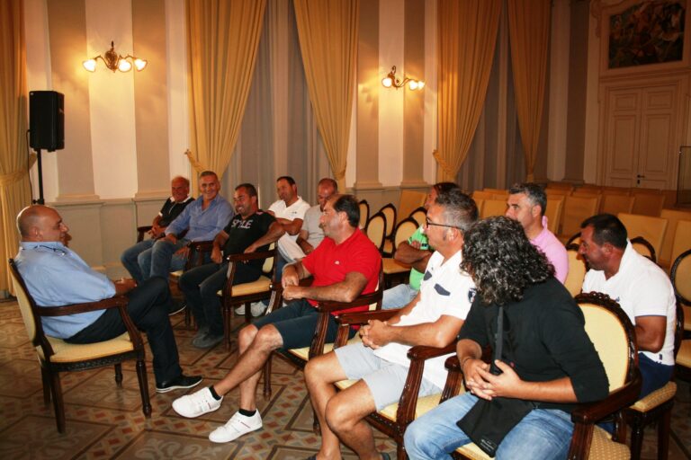 Il sindaco incontra i pescatori di Torre Canne ma non ci sono soldi per gli interventi Il sindaco incontra i pescatori di Torre Canne ma non ci sono soldi per gli interventi - Osservatorio Fasano