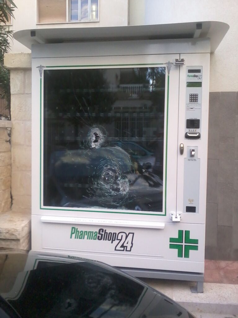 Danni al distributore automatico di farmaci - Osservatorio Fasano
