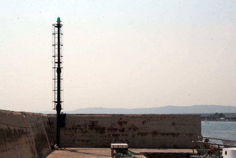 Torre Canne: il Comune non ripara il fanale sul porto e le imbarcazioni rischiano - Osservatorio Fasano