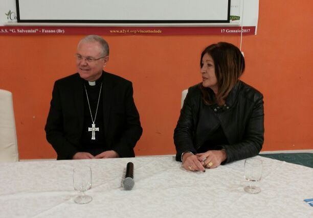 Confronto tra gli studenti dell’Alberghiero di Fasano e il vescovo mons. Giuseppe Favale Confronto tra gli studenti dell'Alberghiero di Fasano e il vescovo mons. Giuseppe Favale - Osservatorio Fasano