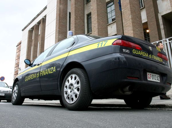 Lavoratori in nero: la Guardia di Finanza chiude locale notturno a Fasano Lavoratori in nero: la Guardia di Finanza chiude locale notturno a Fasano - Osservatorio Fasano
