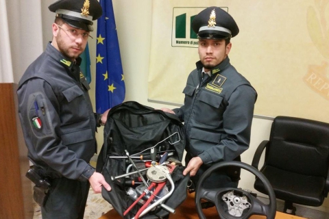 Smontavano un’auto rubata a Cerignola: tra gli arrestati un fasanese Smontavano un'auto rubata a Cerignola: tra gli arrestati un fasanese - Osservatorio Fasano