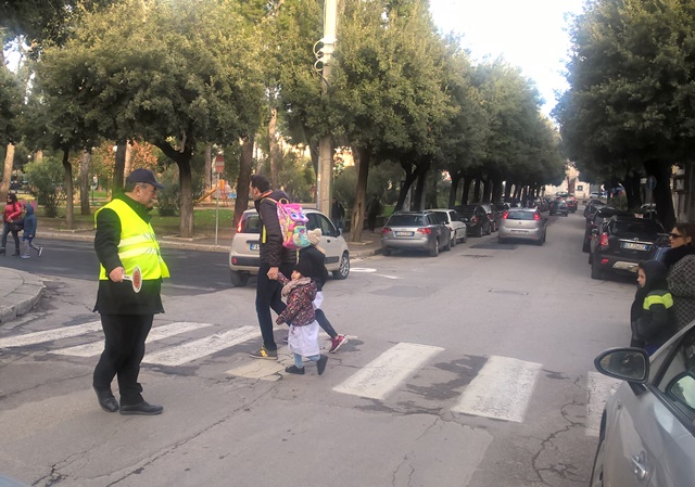 Finanzieri in pensione danno man forte ai vigili urbani davanti alle scuole di Fasano Finanzieri in pensione danno man forte ai vigili urbani davanti alle scuole di Fasano - Osservatorio Fasano