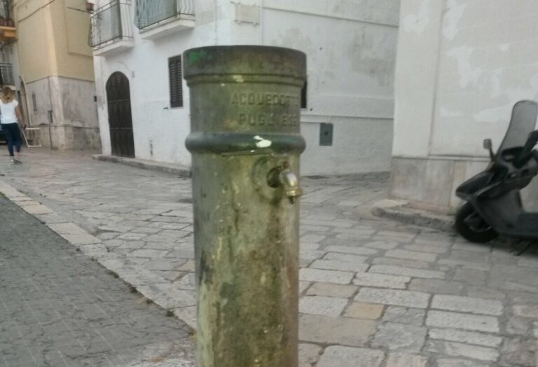 Fontana in via Mignozzi a Fasano sempre aperta e lo spreco di acqua continua Fontana in via Mignozzi a Fasano sempre aperta e lo spreco di acqua continua - Osservatorio Fasano