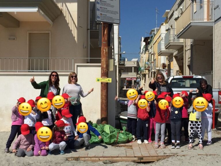 'Puliamo Fa..Sano': Ecomuseo e bambini fasanesi raccolgono rifiuti a Torre Canne - Osservatorio Fasano