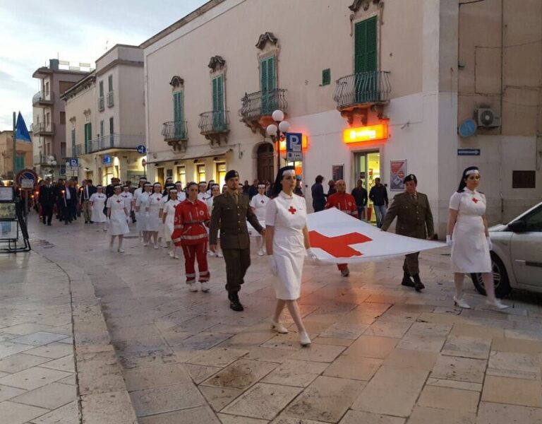 Fiaccolata della Croce Rossa a Fasano e bandiera consegnata alle istituzioni - Osservatorio Fasano