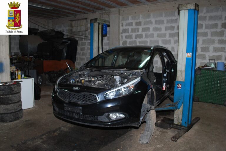 Rubavano e smontavano auto per rivenderne i pezzi: arrestati due fasanesi Rubavano e smontavano auto per rivenderne i pezzi: arrestati due fasanesi - Osservatorio Fasano