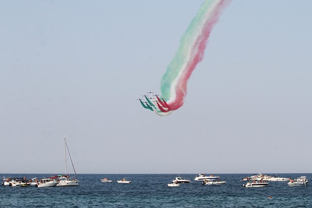 Le Frecce Tricolori a Savelletri onorano il fasanese Giuseppe Carrone FOTO E VIDEO Le Frecce Tricolori a Savelletri onorano il fasanese Giuseppe Carrone FOTO E VIDEO - Osservatorio Fasano