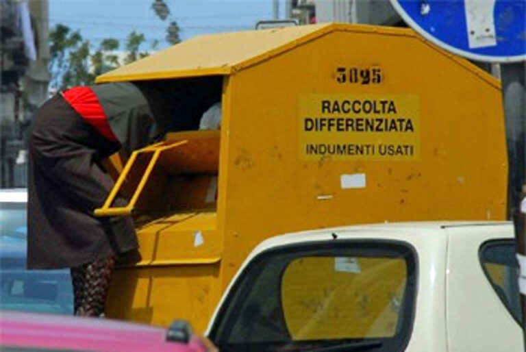 Rubavano indumenti usati: denunciati due rumeni a Fasano Rubavano indumenti usati: denunciati due rumeni a Fasano - Osservatorio Fasano