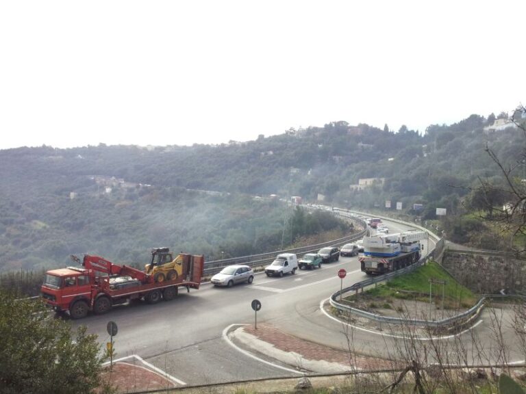 Autocisterna nel dirupo, problemi per la rimozione del mezzo - Osservatorio Fasano