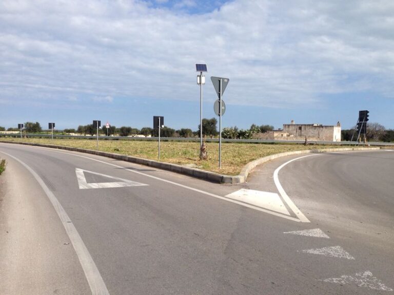 Ripulita completamente la rotatoria sulla circonvallazione di Pezze di Greco - Osservatorio Fasano