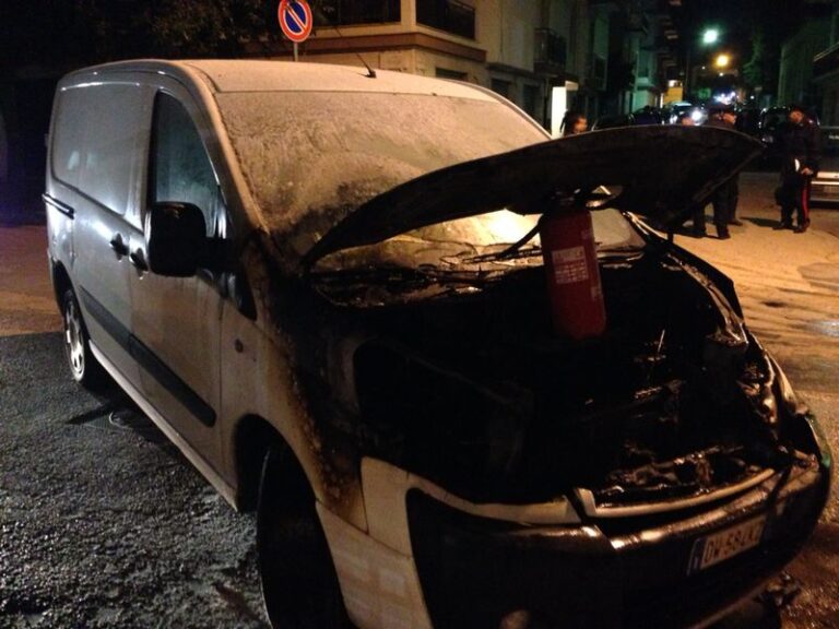A fuoco un furgone in via Tinella a Fasano - Osservatorio Fasano