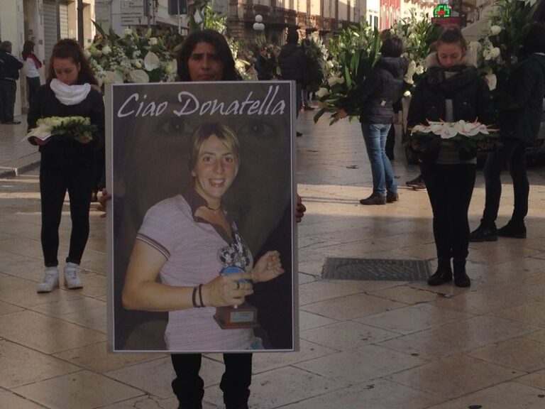 Tantissima gente per l'ultimo saluto a Donatella De Blasio - Osservatorio Fasano