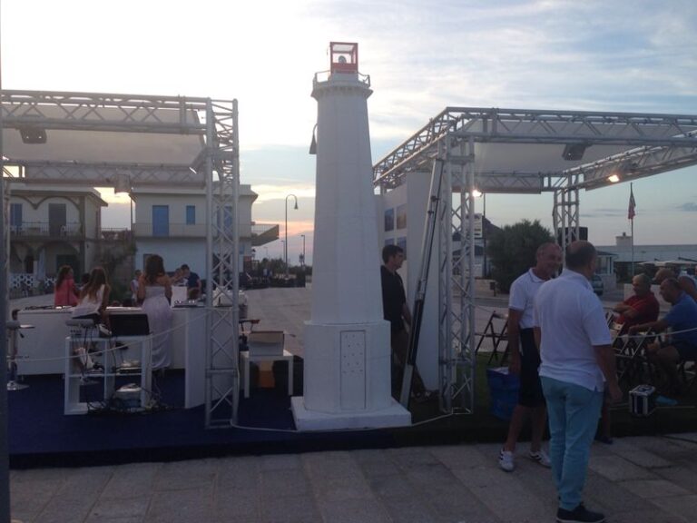 Torre Canne si trasforma in un’isola di pescatori Torre Canne si trasforma in un'isola di pescatori - Osservatorio Fasano