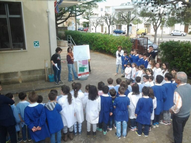 I bambini di Pozzo Faceto si prendono cura del giardino della scuola - Osservatorio Fasano