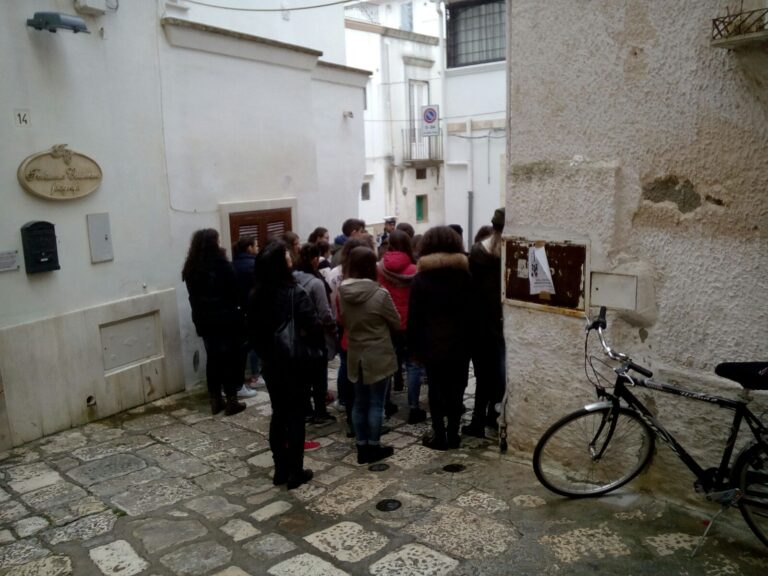 U’mbracchie ‘spiega’ il centro storico di Fasano agli studenti della ‘Bianco-Pascoli’ U'mbracchie 'spiega' il centro storico di Fasano agli studenti della 'Bianco-Pascoli' - Osservatorio Fasano
