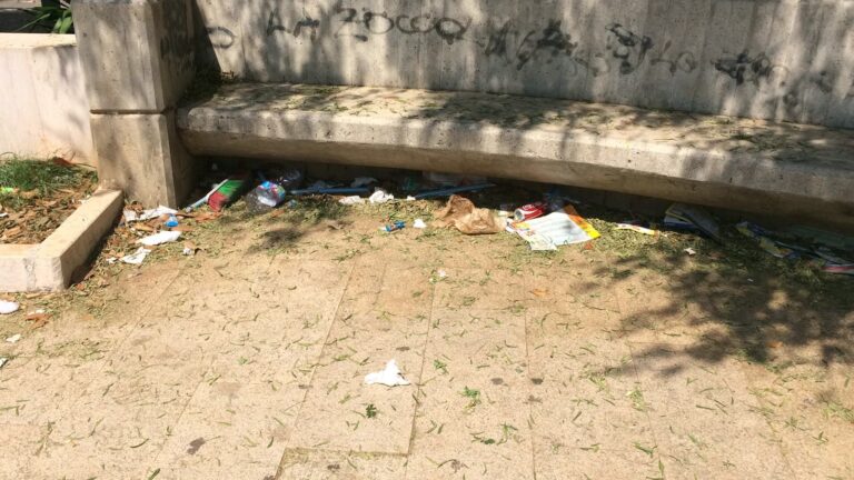Zona piazza Saponaro a Fasano: rifiuti e degrado Zona piazza Saponaro a Fasano: rifiuti e degrado - Osservatorio Fasano