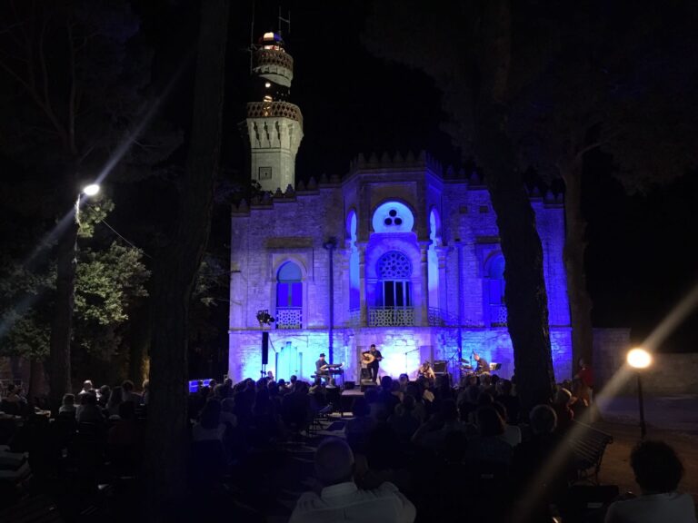 La musica araba fa il paio con la scenografia del Minareto - Osservatorio Fasano