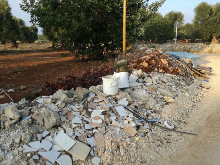 Discarica a cielo aperto in contrada S. Oronzo: la segnalazione di un lettore Discarica a cielo aperto in contrada S. Oronzo: la segnalazione di un lettore - Osservatorio Fasano
