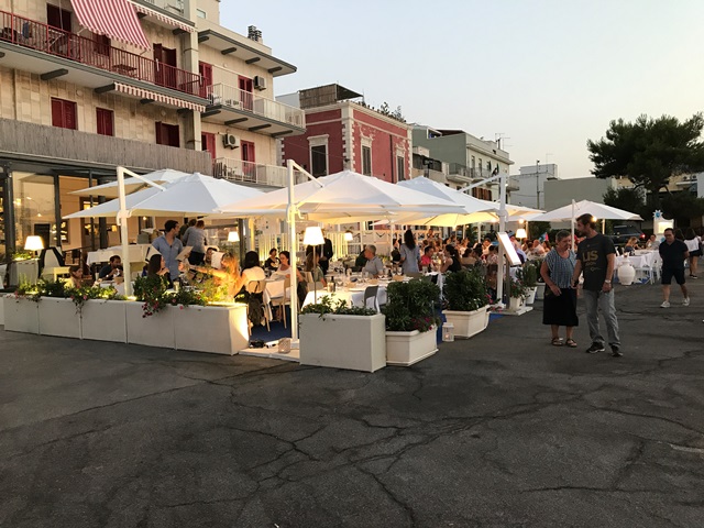 Dehors dissequestrati a Savelletri: via tavolini e ombrelloni dalla strada Dehors dissequestrati a Savelletri: via tavolini e ombrelloni dalla strada - Osservatorio Fasano