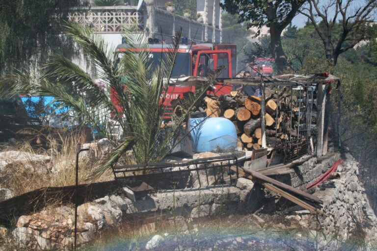 Un vasto incendio sulle ‘Giritoie’ mette in pericolo una famiglia Un vasto incendio sulle 'Giritoie' mette in pericolo una famiglia - Osservatorio Fasano