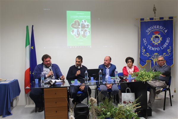 Presentato all’Utl il libro ‘La flora dimenticata – usi e tradizioni attorno alle erbe spontanee’ Presentato all'Utl il libro 'La flora dimenticata - usi e tradizioni attorno alle erbe spontanee' - Osservatorio Fasano