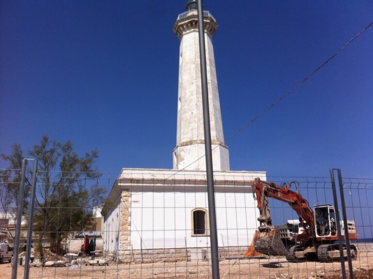Faro a Torre Canne: abbattuto anche l’ultimo tratto del muro di cinta Faro a Torre Canne: abbattuto anche l'ultimo tratto del muro di cinta - Osservatorio Fasano