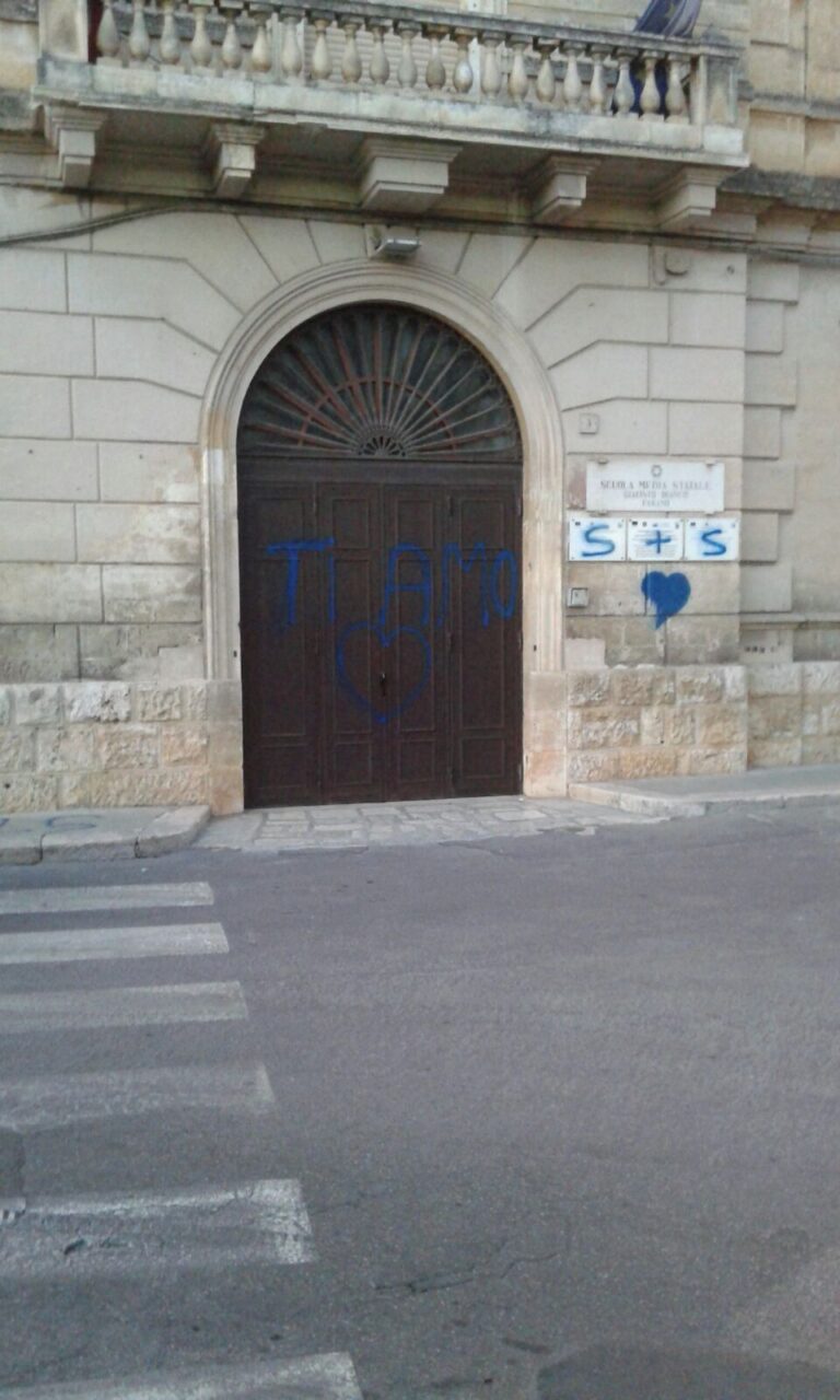 Imbrattato il portone d’ingresso della scuola media ‘Bianco’ Imbrattato il portone d'ingresso della scuola media 'Bianco' - Osservatorio Fasano