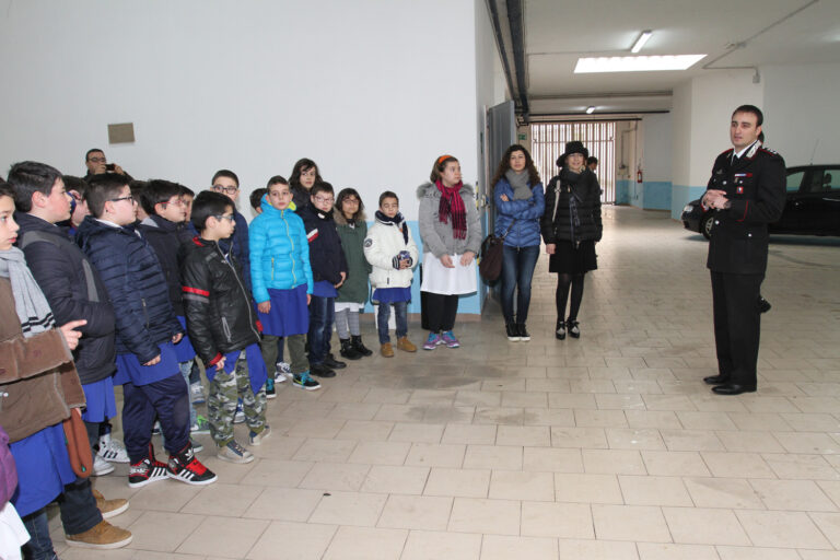 Una scolaresca di Cisternino in visita alla Compagnia dei Carabinieri di Fasano Una scolaresca di Cisternino in visita alla Compagnia dei Carabinieri di Fasano - Osservatorio Fasano