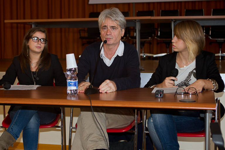 Tra i giovani a parlare di giovani: il regista Claudio Bigagli ha presentato il suo libro al Da Vinci Tra i giovani a parlare di giovani: il regista Claudio Bigagli ha presentato il suo libro al Da Vinci - Osservatorio Fasano