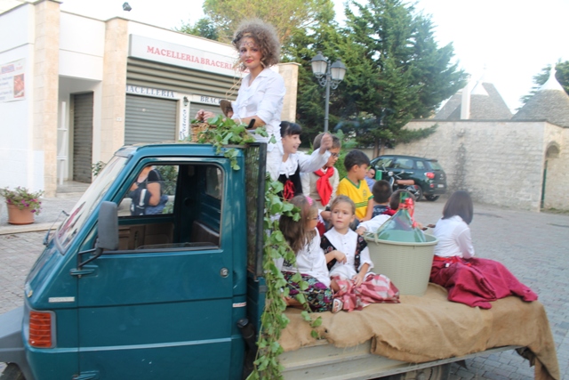 Terza edizione della ‘Festa dell’uva’: antiche tradizioni contadine e allegria Terza edizione della 'Festa dell'uva': antiche tradizioni contadine e allegria - Osservatorio Fasano