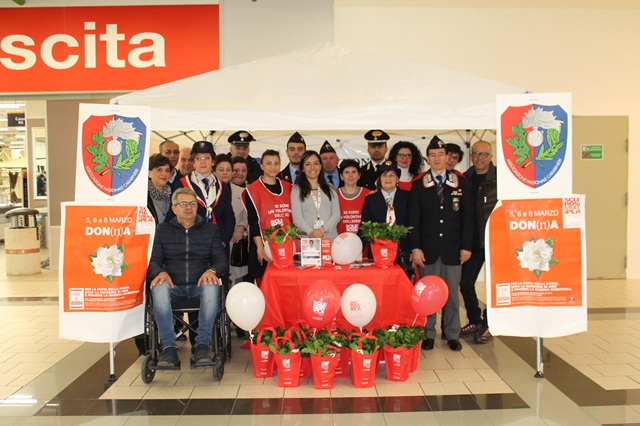 Successo per le gardenie Aism grazie all’Associazione Nazionale Carabinieri di Fasano Successo per le gardenie Aism grazie all'Associazione Nazionale Carabinieri di Fasano - Osservatorio Fasano