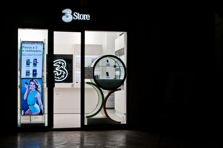 Anche a Fasano 'notte bianca' per l'iPhone 5 - Osservatorio Fasano