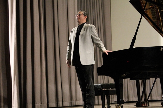 La tecnica del pianista Leonel Morales illumina il palco del Teatro Kennedy di Fasano La tecnica del pianista Leonel Morales illumina il palco del Teatro Kennedy di Fasano - Osservatorio Fasano