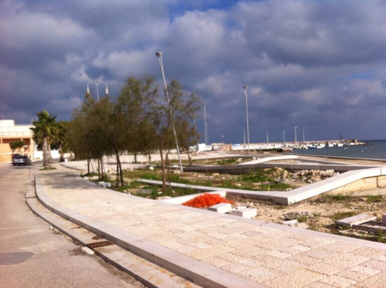 Nuovo volto per Torre Canne: lavori in corso nella zona faro e sull’area porto Nuovo volto per Torre Canne: lavori in corso nella zona faro e sull'area porto - Osservatorio Fasano