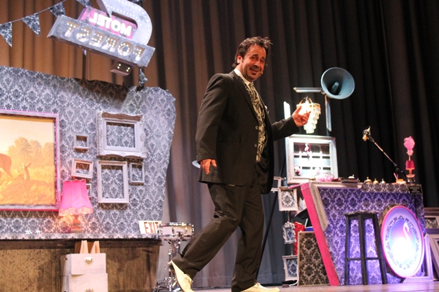 Magia e risate nel ‘Motel’ del Mago Forest presentato al Teatro Kennedy di Fasano Magia e risate nel 'Motel' del Mago Forest presentato al Teatro Kennedy di Fasano - Osservatorio Fasano