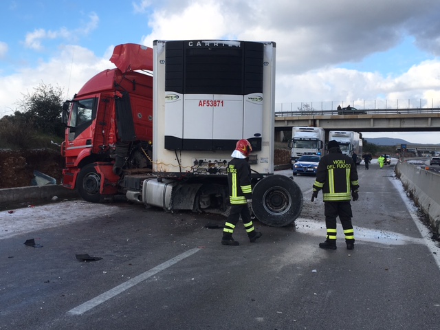 Tir si schianta sulla Statale 379 all’altezza di Pezze di Greco: sfiorata la tragedia Tir si schianta sulla Statale 379 all'altezza di Pezze di Greco: sfiorata la tragedia - Osservatorio Fasano