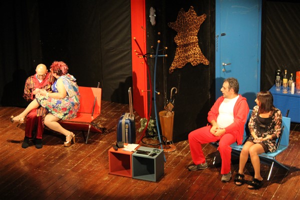 Gli equivoci amorosi di ‘Cornuti e contenti’ sul palco del Teatro Sociale di Fasano Gli equivoci amorosi di 'Cornuti e contenti' sul palco del Teatro Sociale di Fasano - Osservatorio Fasano