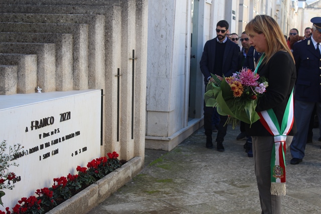 Fiori e autorità per onorare i defunti a Fasano Fiori e autorità per onorare i defunti a Fasano - Osservatorio Fasano