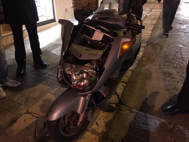 Moto contro auto in pieno centro a Fasano: ferito giovane di Pezze di Greco Moto contro auto in pieno centro a Fasano: ferito giovane di Pezze di Greco - Osservatorio Fasano