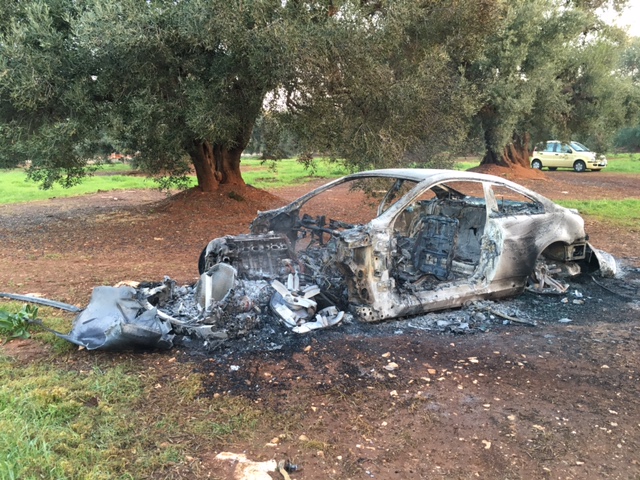 Auto incendiata nelle campagne di Fasano Auto incendiata nelle campagne di Fasano - Osservatorio Fasano