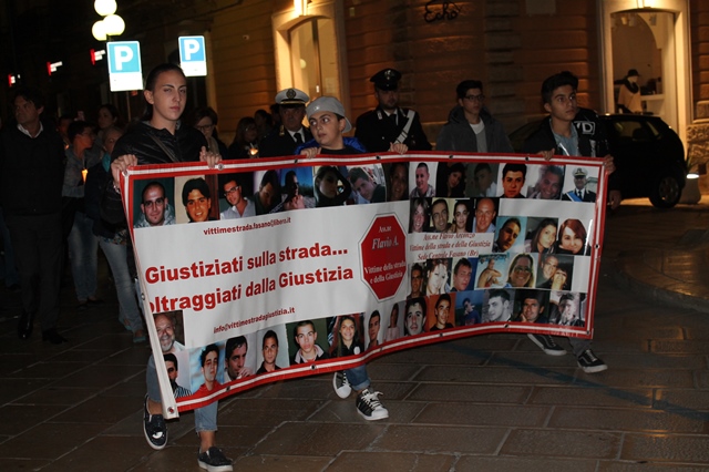 A Fasano emozioni e lacrime per la fiaccolata in ricordo delle vittime della strada A Fasano emozioni e lacrime per la fiaccolata in ricordo delle vittime della strada - Osservatorio Fasano